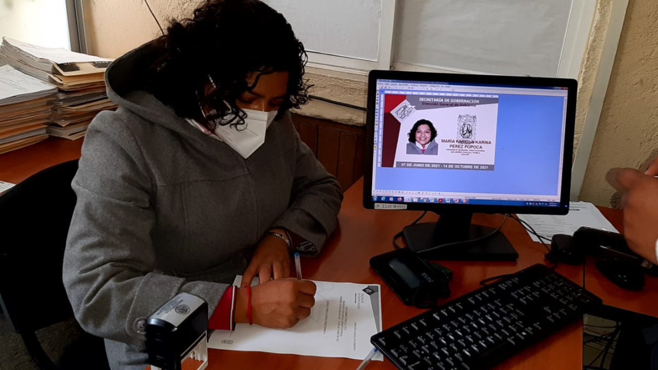 Por: Cortesía Karina Pérez Popoca recibió su acreditación que autentifica su reintegración como Presidenta Municipal de San Andrés Cholula