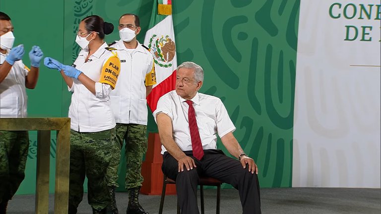 Por: Cortesía AMLO recibe segunda dosis de la vacuna contra el COVID-19 en Palacio Nacional