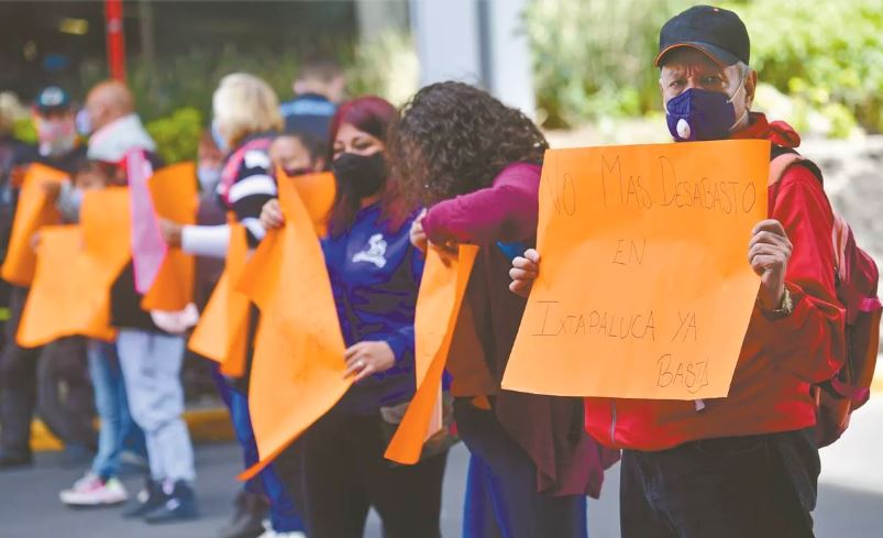 Bloquean padres terminal de AICM; exigen fármacos
