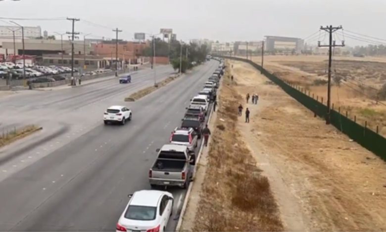 Por: Cortesía Vacunación covid en Tijuana para personas de 18 y más genera filas de hasta mil carros (Video)