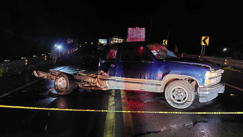 Por: Cortesía Camioneta choca contra tráiler en carretera de Querétaro; hay siete muertos