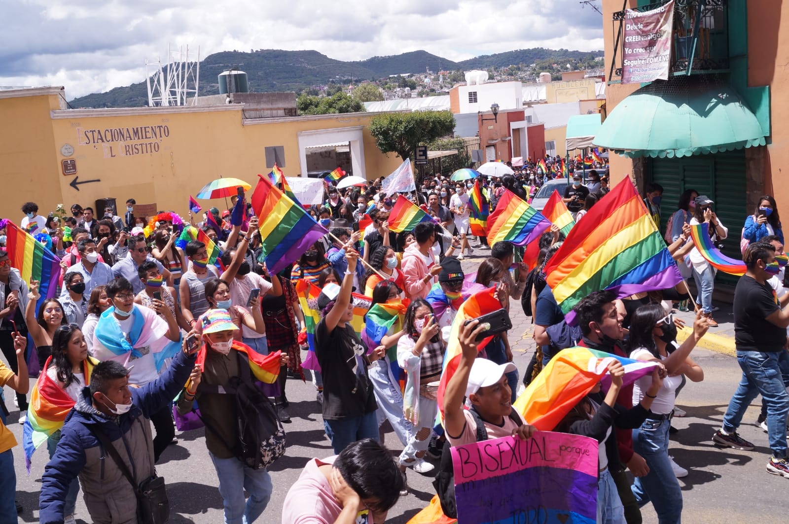 Por: Cortesía Mega marcha de orgullo en Tlaxcala, participan más de 400 personas