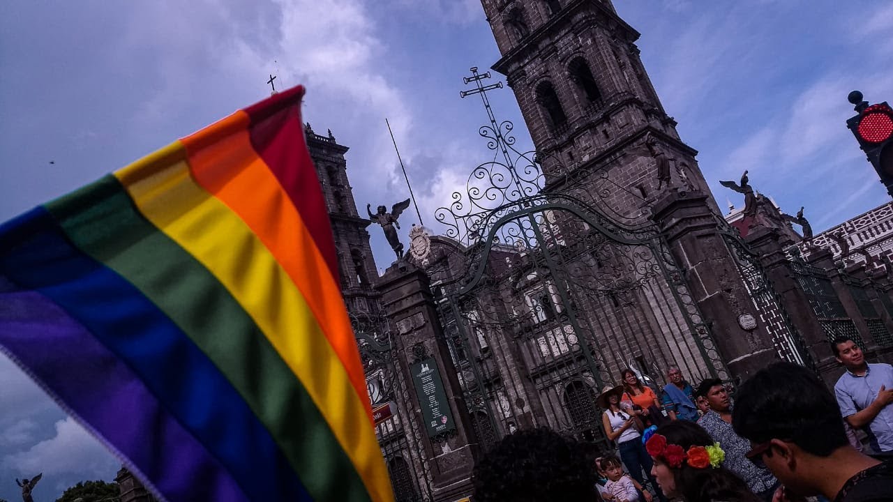 Por: Cortesía Montan lona para celebrar Orgullo Gay en el Zócalo de Puebla