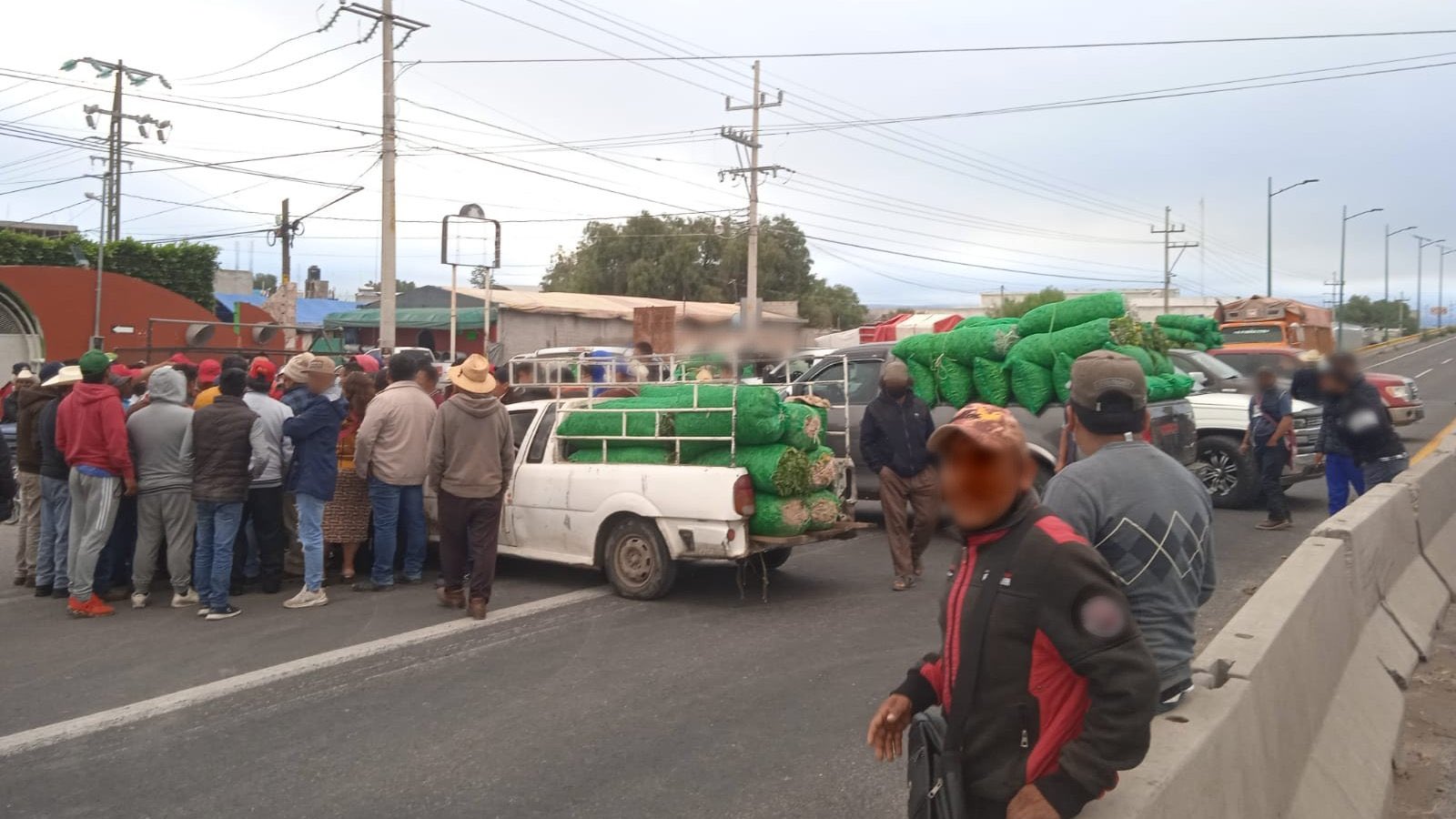 Por: Cortesía Productores bloquean la federal a Tehuacán en Huixcolotla