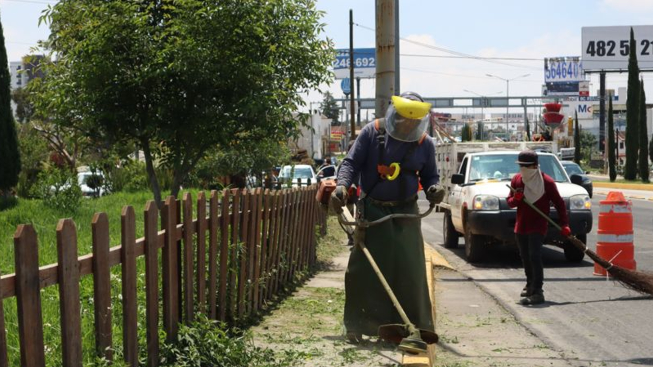 Por: Cortesía Ayuntamiento de San Andrés Cholula efectuó trabajos de limpieza en la Federal Puebla – Atlixco