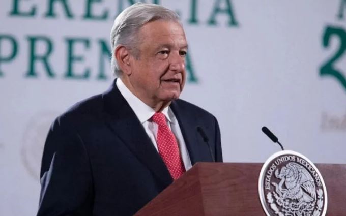 El INE gasta presupuesto en altos sueldos y vinos, acusa AMLO
