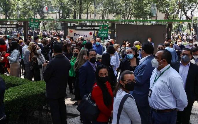 Joven muere presuntamente tras caer durante simulacro de sismo