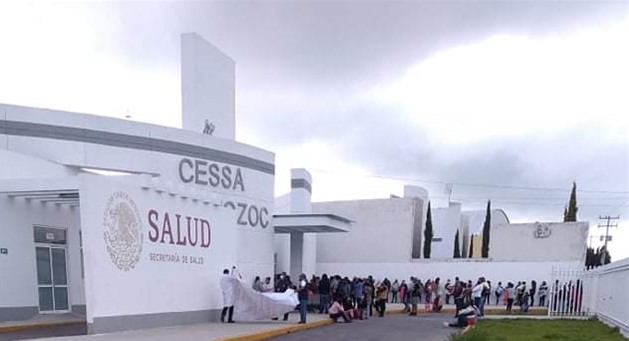 Por: Cortesía Protesta por bono personal médico de Amozoc; exigen la destitución de la directora