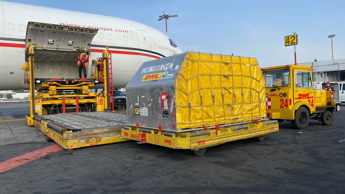 Llega al AICM cargamento con 585 mil vacunas de Pfizer