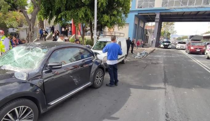 CDMX: Cae plafón de puente peatonal de Metro Villa de Cortés y daña dos autos