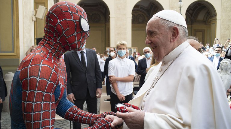 Por: Cortesía El papa Francisco recibió la visita inesperada de Spiderman en el Vaticano