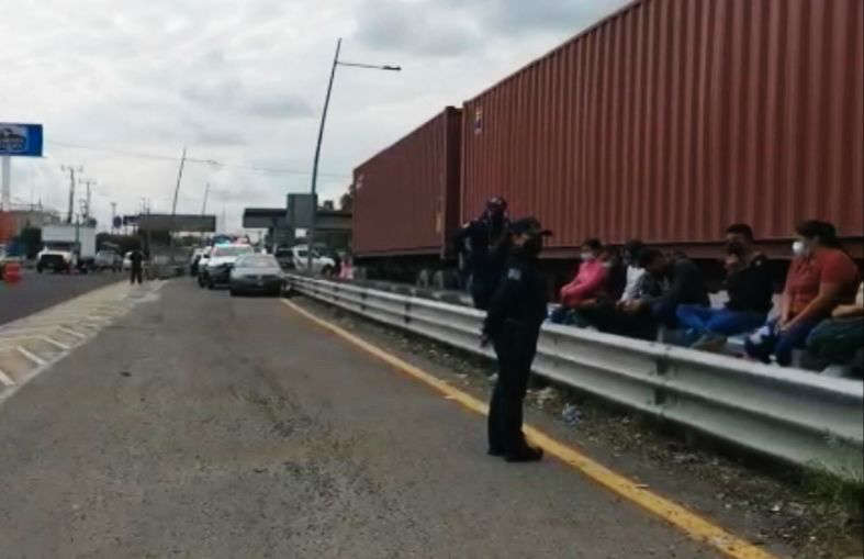 Por: Cortesía Encuentran a 35 migrantes en un tráiler que viajaba en la México-Puebla