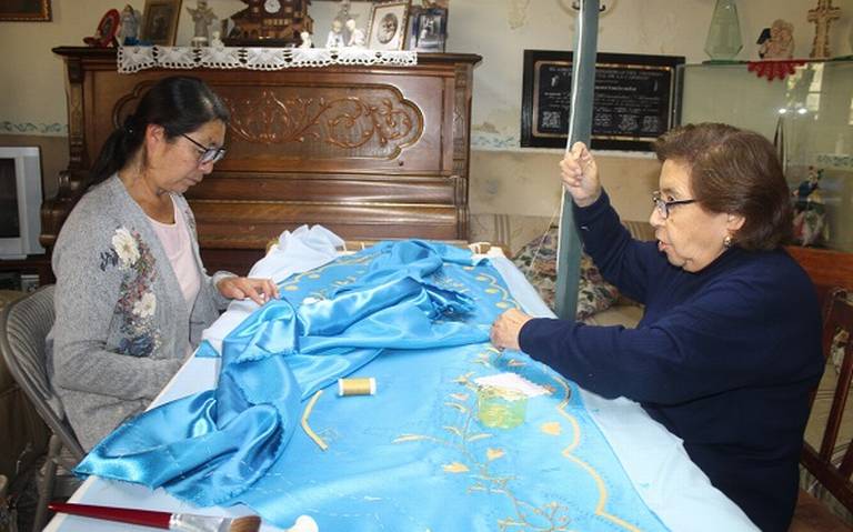 Por: Cortesía Informan avance del 40% en el vestido de la Virgen de la Caridad para la Noche que nadie duerme