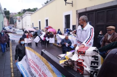 Por adeudo de pensiones, magisterio jubilado de Tlaxcala marcha en la capital