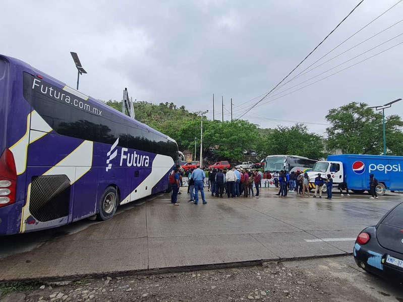 Normalistas bloquean Autopista del Sol en Guerrero; exigen presupuesto para planteles