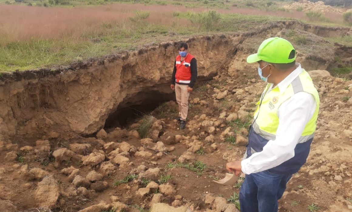 Por: Cortesía Continúan trabajando en el socavón del municipio de Xaloztoc.