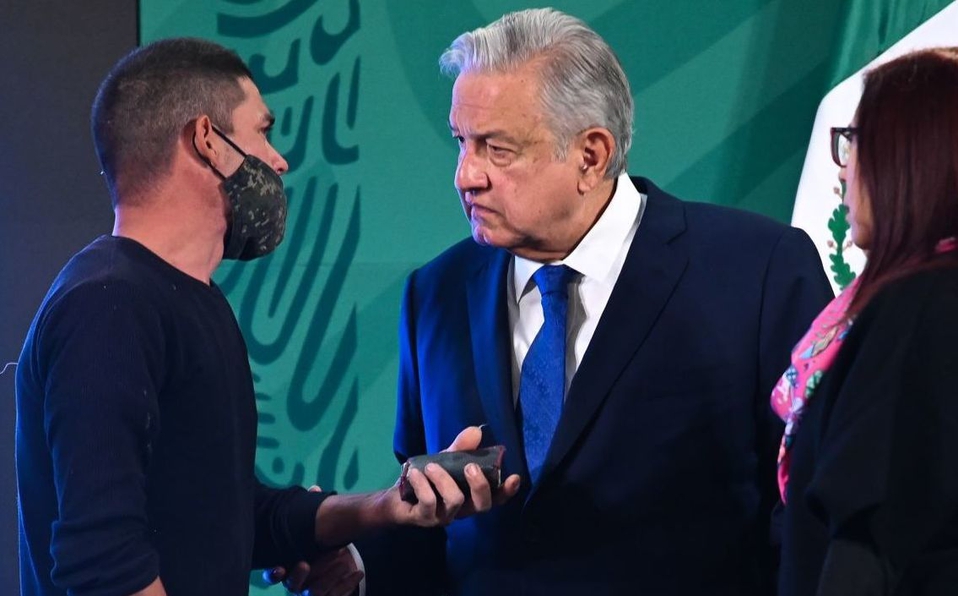 Foto: Cortesía Revelan identidad del joven que se coló a la mañanera para hablar con AMLO