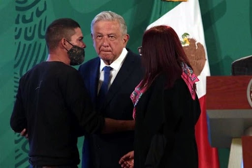 Foto: Cortesía Un joven se “cuela” en la mañanera y logra llegar hasta AMLO