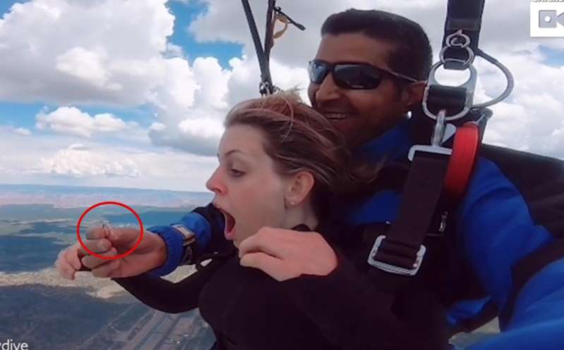 Foto: Cortesía ¡Valiente! Hombre pide matrimonio a su novia en plena caída con paracaídas
