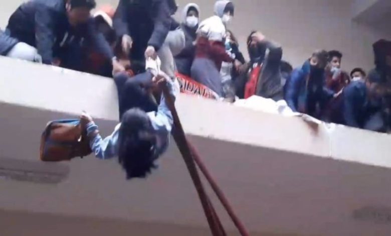 Foto: Cortesía Protesta termina en tragedia: Jóvenes caen de un cuarto piso al desprenderse barandal (Video)