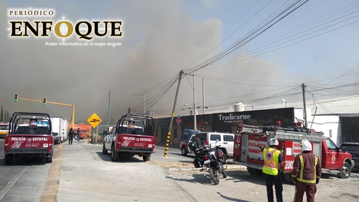 Apagan bomberos incendio en bodega de San Bernardino Tlaxcalancingo