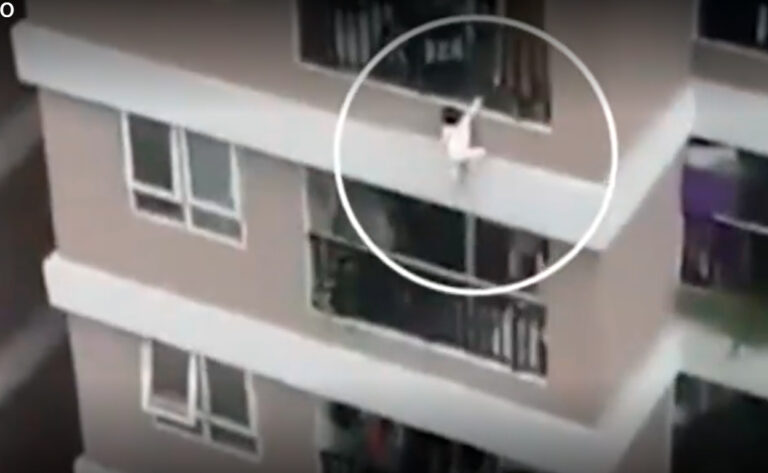 Foto: Cortesía Captan momento en que niña cae de un edificio de 12 pisos y repartidor la atrapa (Video)
