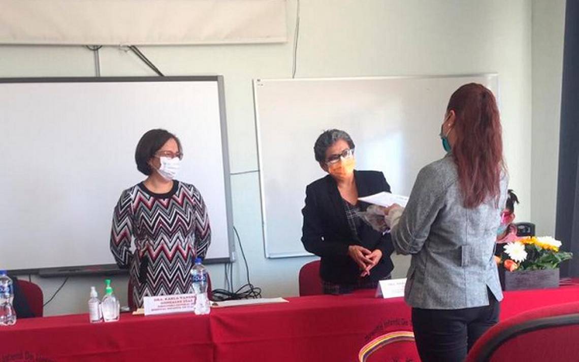 Foto: Cortesía Entrega SESA constancias de graduación a residentes de pediatría del HIT