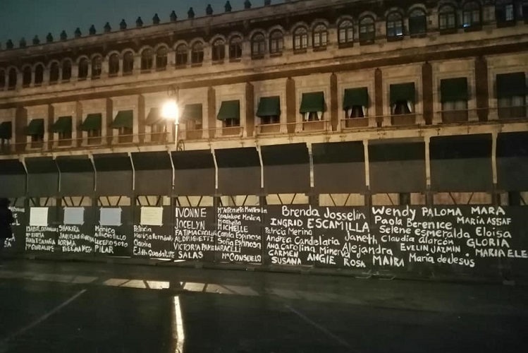 Foto: Cortesía Colectivas pintan vallas de Palacio Nacional con nombres de víctimas