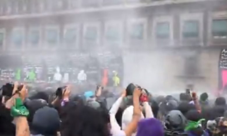 Foto: Cortesía Manifestantes derriban vallas en el Palacio Nacional (Video)