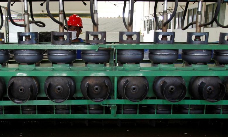 Alzas en gasolinas y gas doméstico le pegan a la inflación en febrero, que no para de crecer