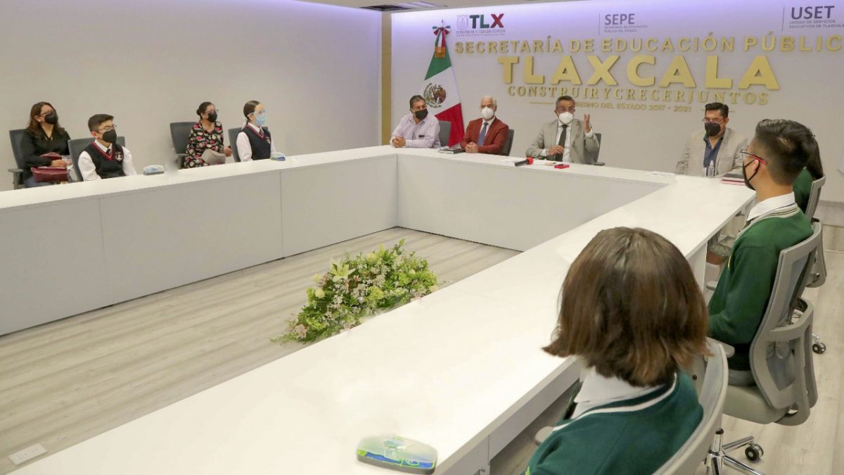 SEPE entrega anteojos a alumnos de primaria y secundaria