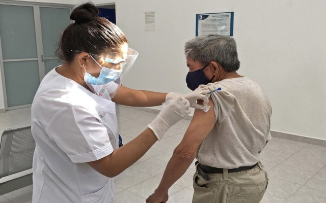 Adultos mayores que recibieron vacuna de AstraZeneca en Puebla no han tenido complicaciones de salud