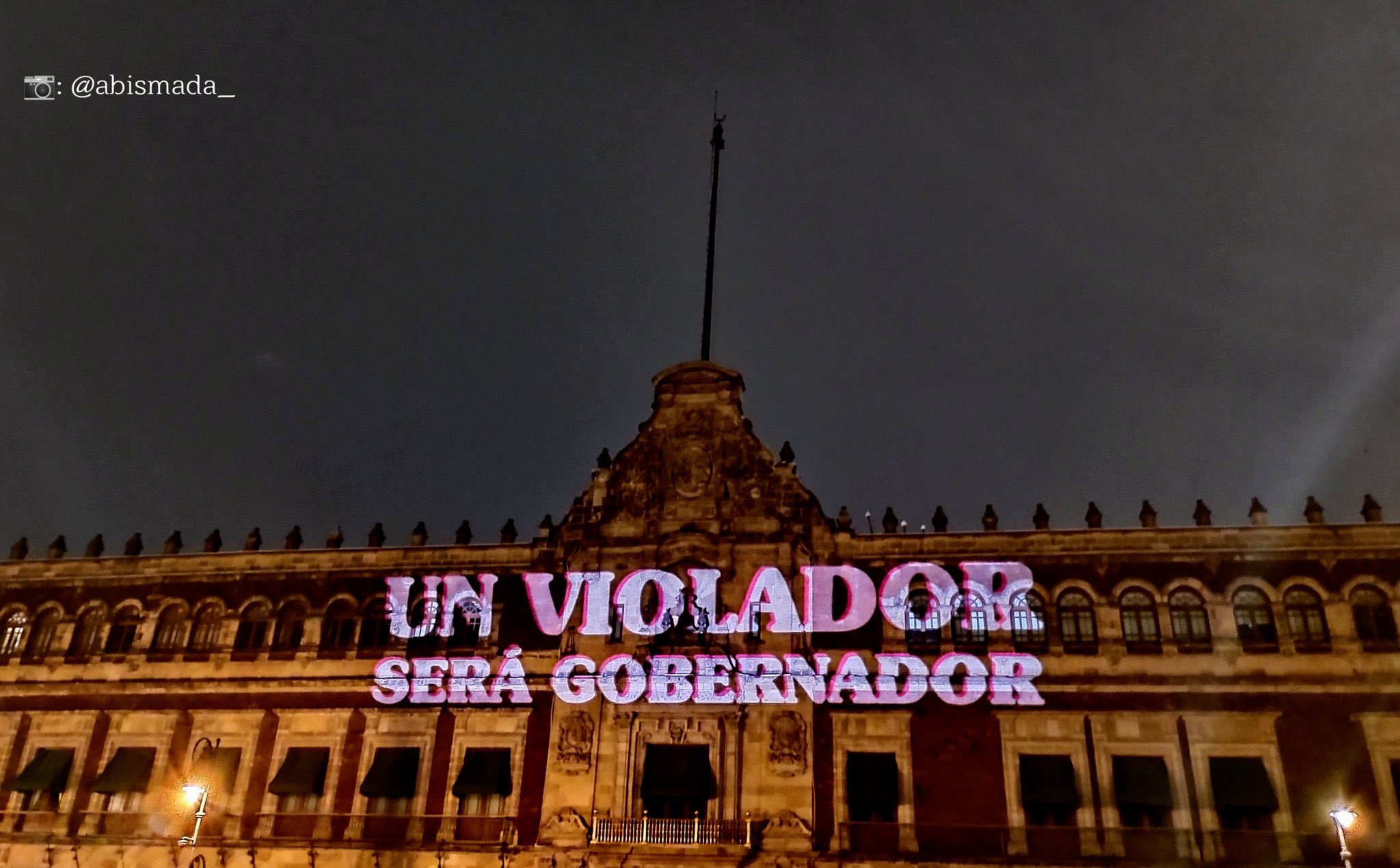 “Un violador será Gobernador”: Feministas proyectan en Palacio Nacional consignas contra Félix Salgado