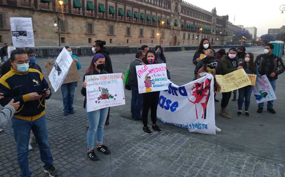 Foto: Cortesía En CdMx, profesores de la UNAM protestan frente a Palacio Nacional por falta de pago