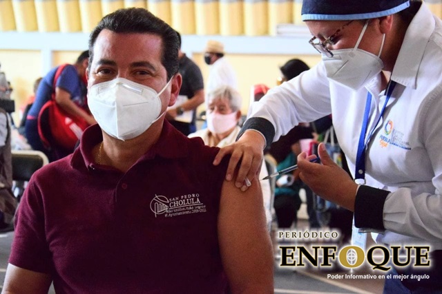 Foto: Especial Con dos horas de retraso inicia vacunación en Cholula; Arriaga primer edil poblano en vacunarse