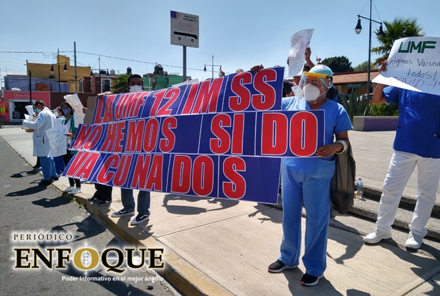 Protestan médicos del IMSS de Cholula, piden ser vacunados con dosis antiCovid-19