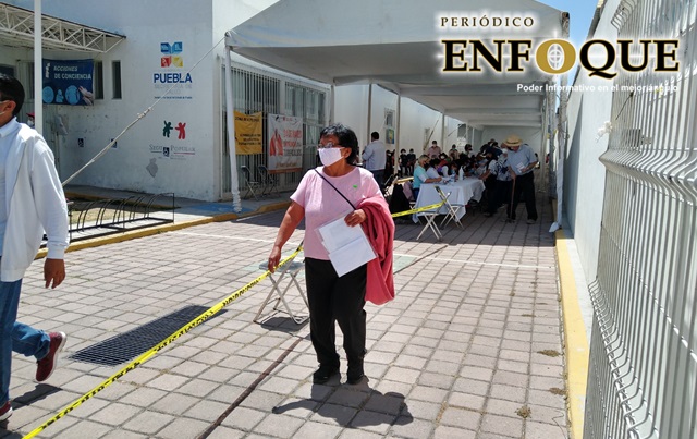 Con dos horas de retraso inicia vacunación en Cholula; Arriaga primer edil poblano en vacunarse 