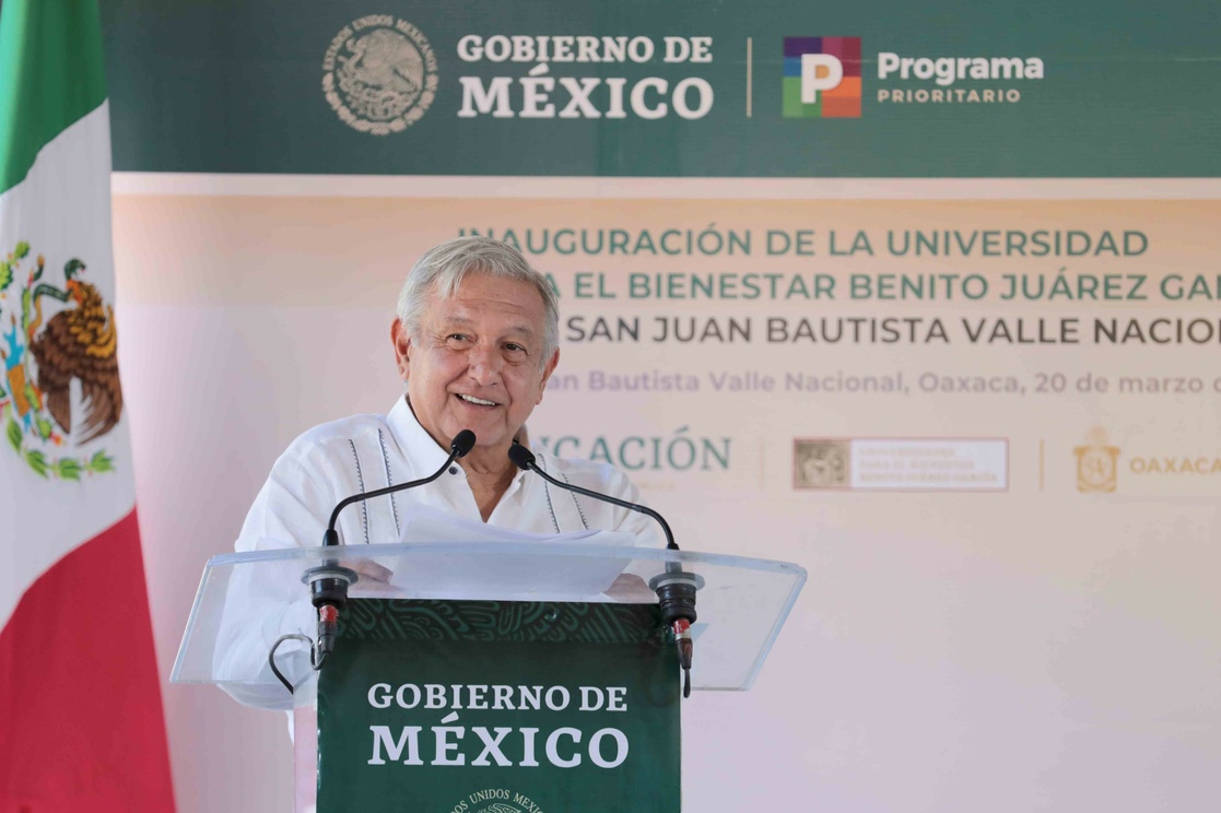 Foto: Cortesía Manifestantes rompieron valla de seguridad y lograron que AMLO bajara su ventana: así fue su visita en Oaxaca