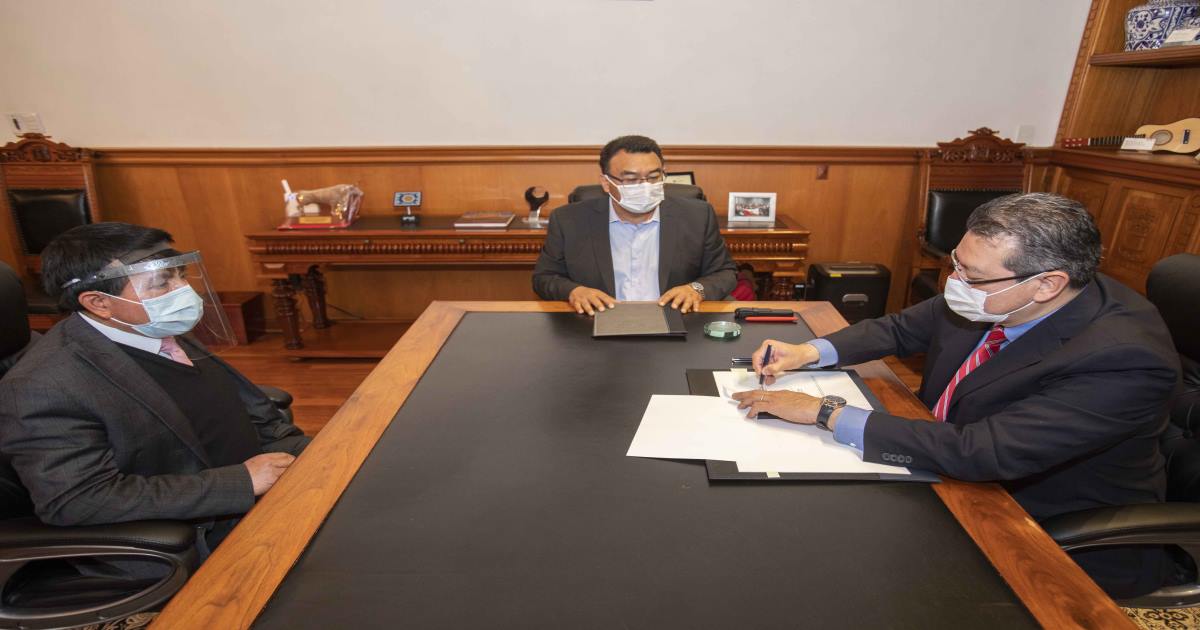 Foto: Cortesía Marco Mena toma protesta a Pedro Sánchez Ortega como nuevo magistrado del TSJE