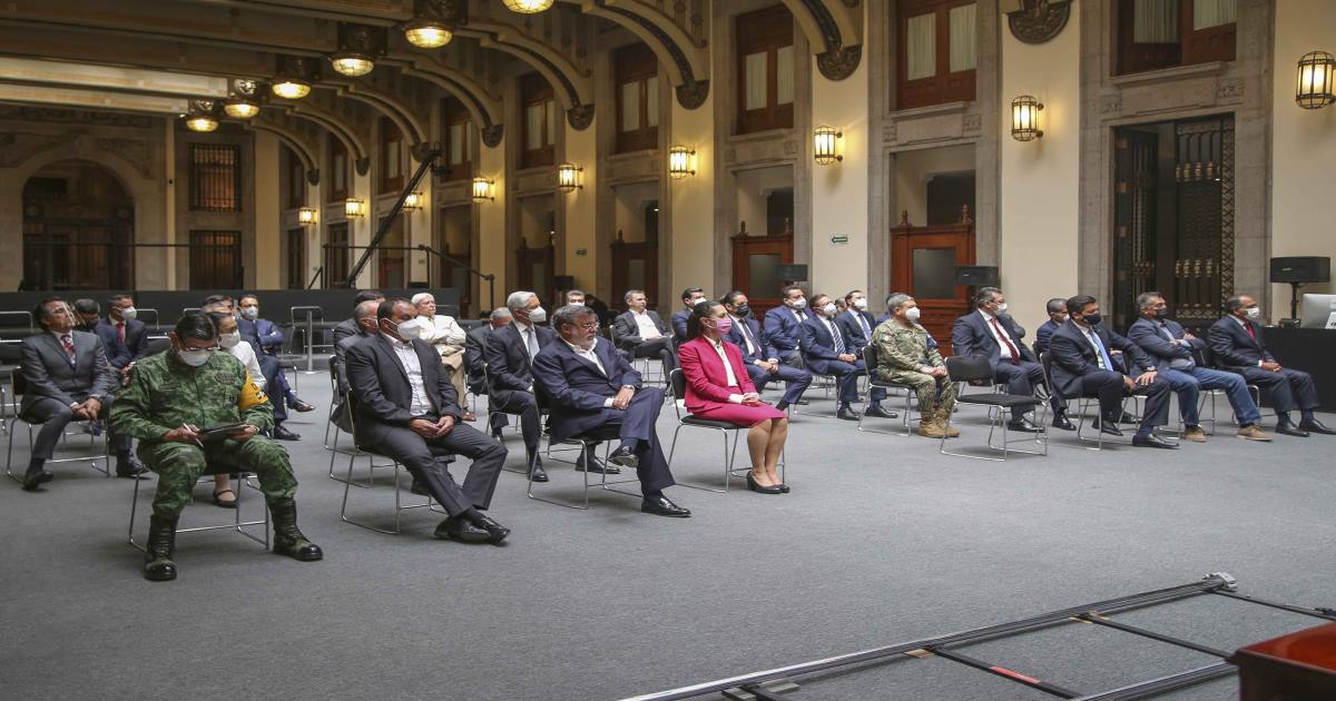 Marco Mena firma con presidente AMLO y gobernadores Acuerdo Nacional Por La Democracia