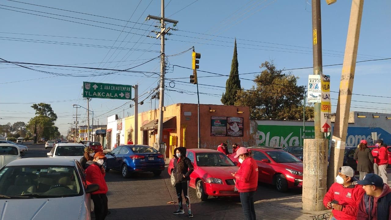 Caos vial, tras bloqueo por sindicalizados del 7 de Mayo en Apetatitlán, demandan pagos