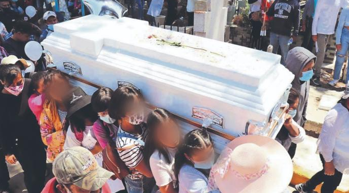 Foto: Cortesía Amigas de Wendy de 16 años víctima de feminicidio en Edomex, cargan su ataúd luego de haber sido encontrada en canal de aguas negras