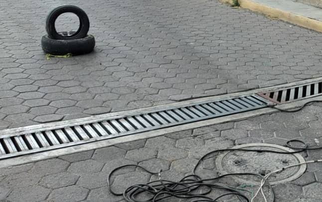 Por: Cortesía Identifican con cámaras del C2 camioneta de supuesto ladrón de alcantarillas en la capital