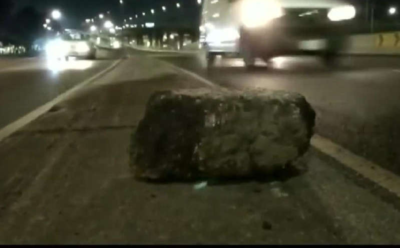 Por: Cortesía Colocan piedras sobre avenidas para dañar autos y robar a conductores
