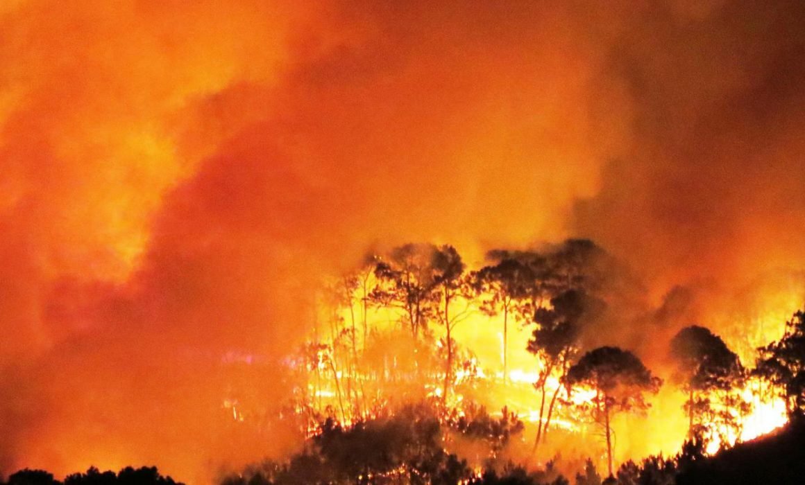 Por: Cortesía Reportan fuerte incendio en el cerro de la Cruz en Uruapan, Michoacán