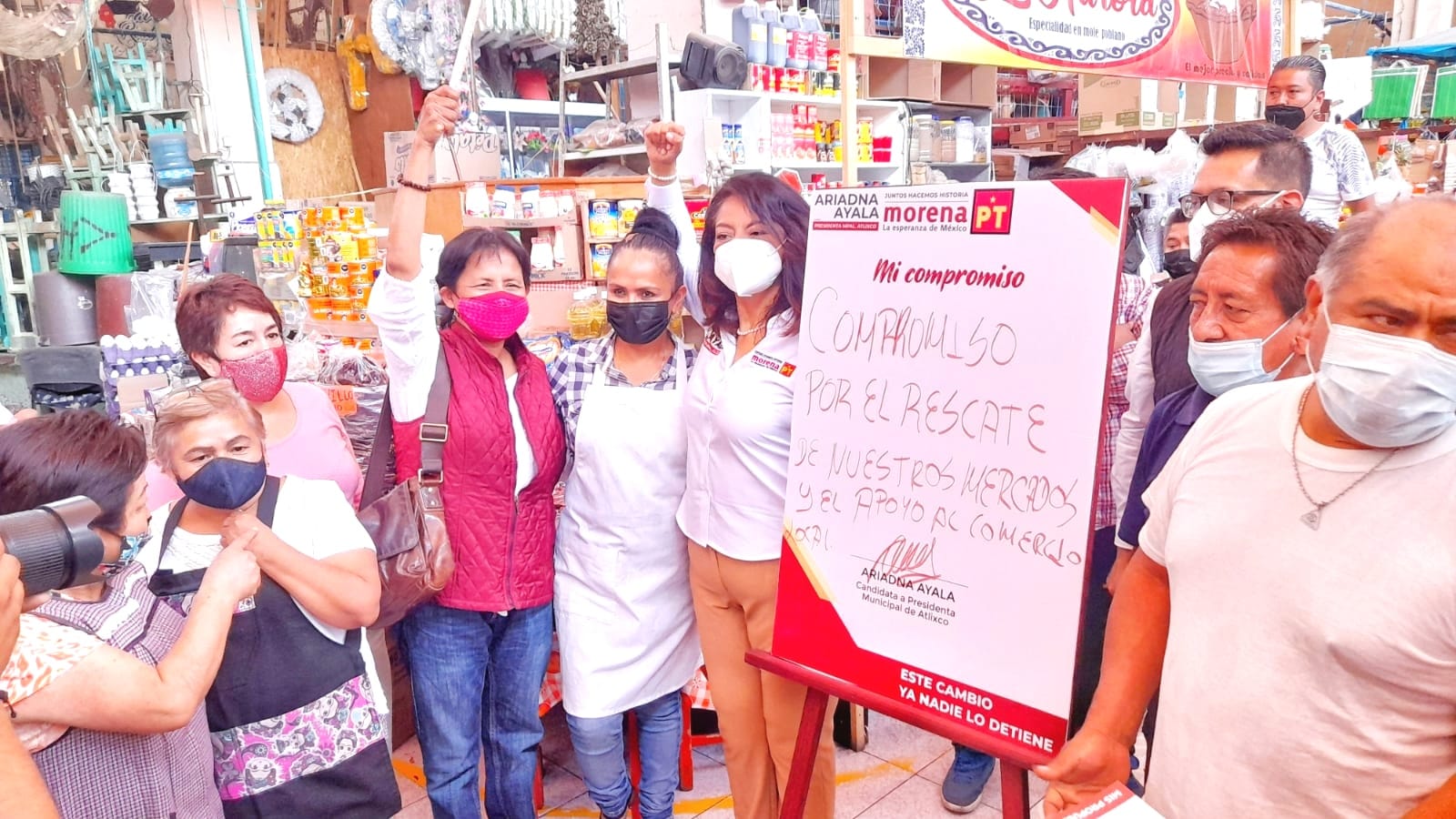 Por: Cortesía Ariadna Ayala firma su primer compromiso con los atlixquenses: el rescate de los mercados y apoyo al comercio local.