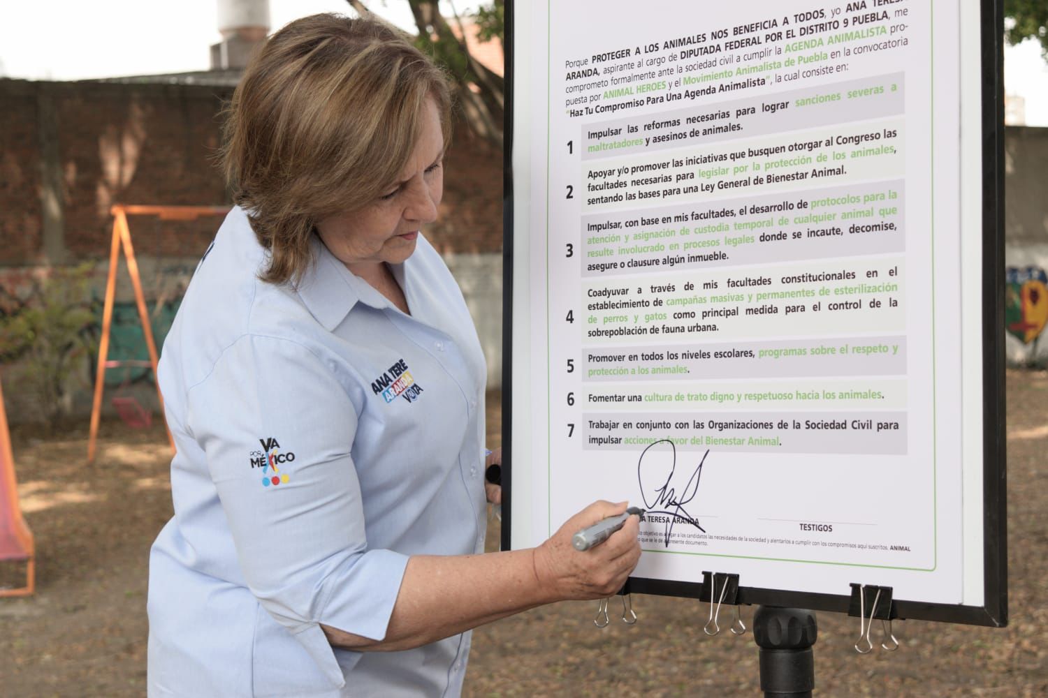 Candidata a diputada federal firma compromiso a favor de los derechos animales