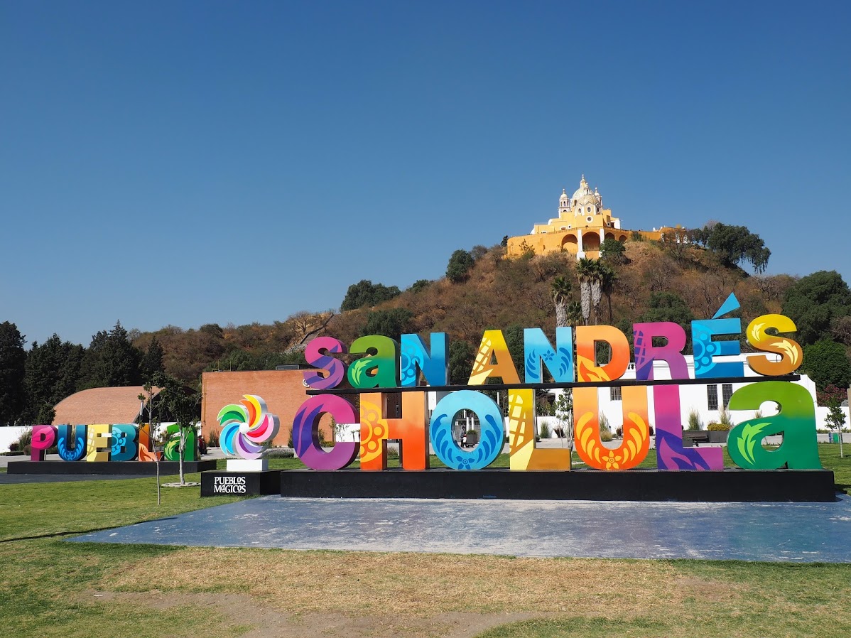 Por: Cortesía Ayuntamiento de San Andrés Cholula acusa a su similar de San Pedro de poner vendedores ambulantes en la Zona de las Pirámides, donde no les corresponde.