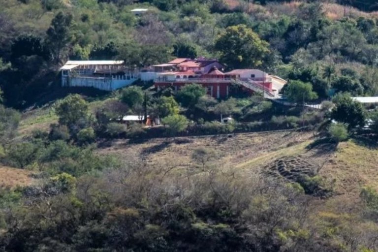 Por: Cortesía Así es la mansión que el “Chapo” Guzmán le construyó a su mamá en el corazón de Badiraguato