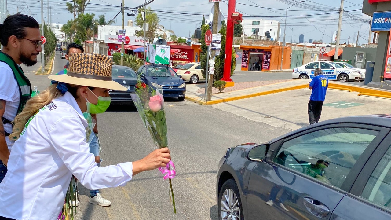 Por: Cortesía Laura Fernández candidata por la Alcaldía de San Pedro regaló flores a ciudadanas por el Día de las Madres